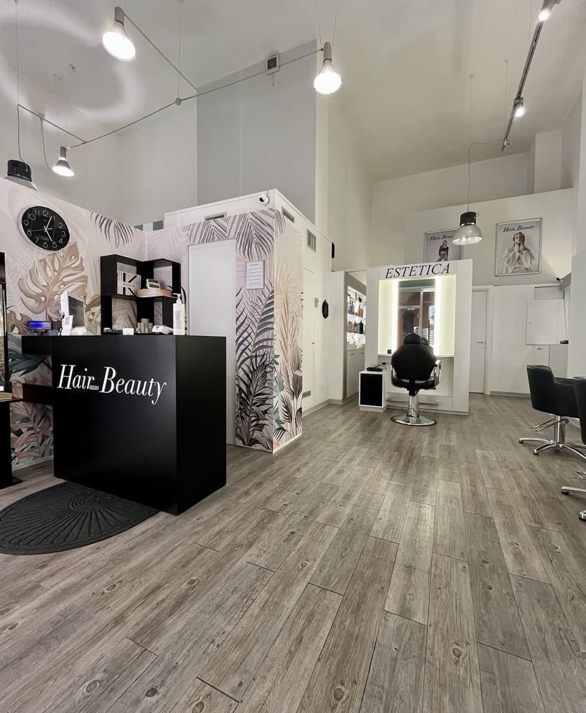 Interno del salone Hair Beauty Zamboni a Bologna