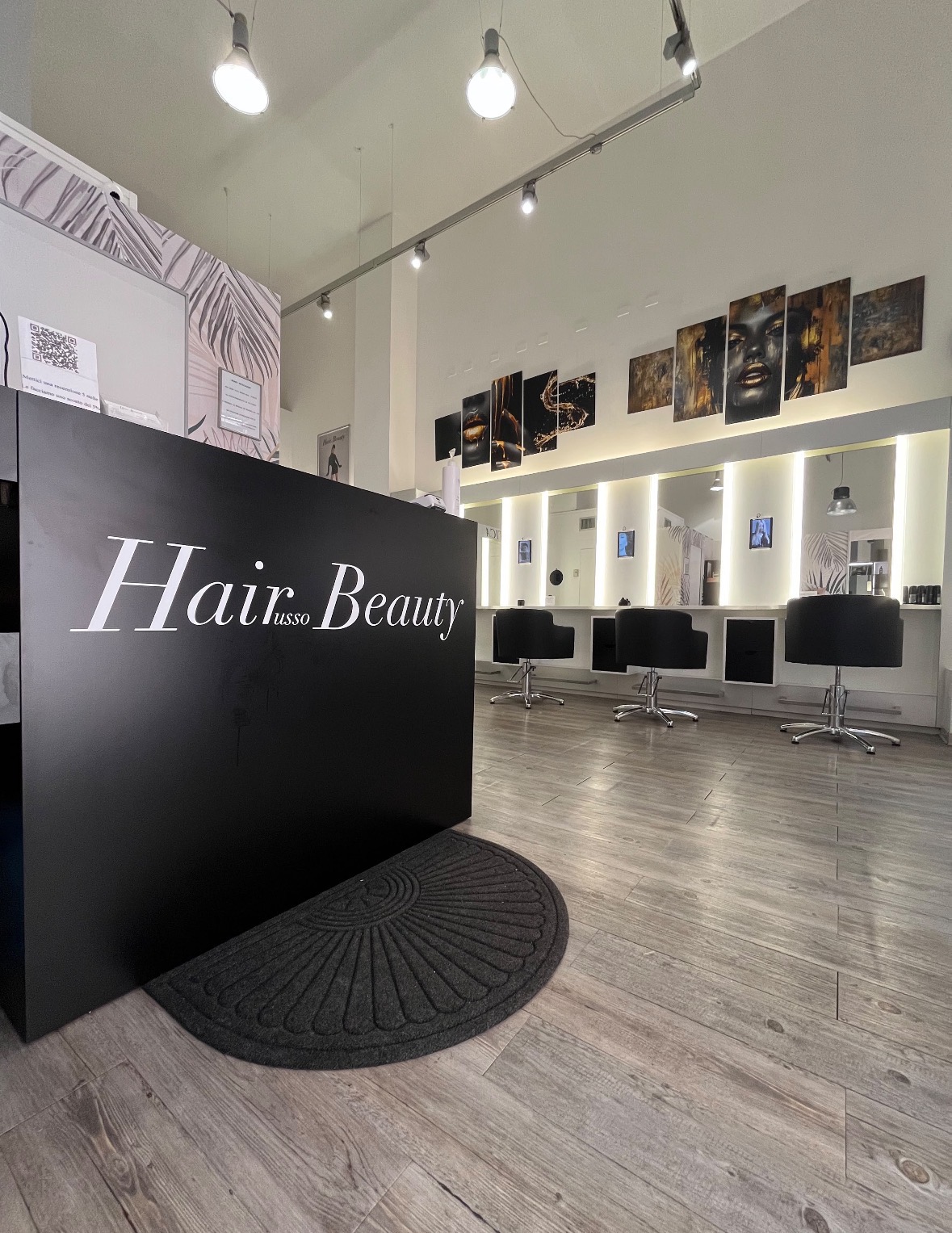 Modella con capelli styling nel salone Hair Beauty Zamboni